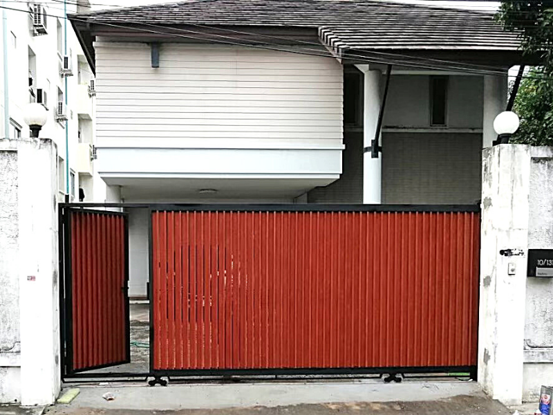 ประตูรั้วบ้านราคาถูก ประตูรั้วลายไม้มะค่าแดง ประตูรั้วเตนเลสราคาถูก
