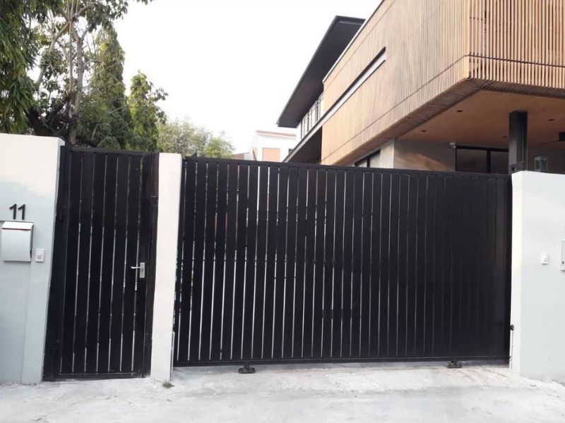 ประตูรั้วบ้านราคาถูก อลูมิเนียมสีดำขอบดำ