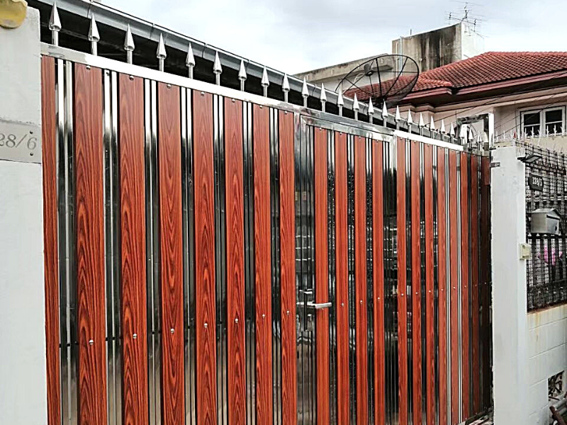ประตูรั้วสเตนเลสผสมอลูมิเนียมสีไม้มะค่าแดง ประตูรั้วสวยราคาถูก ประตูรั้วกรุงเทพ