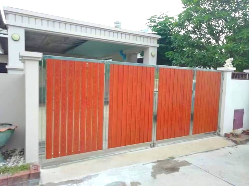 ประตูรั้วสเตนเลสสีไม้สักแดง ประตูรั้วบ้านลายไม้ ประตูรั้วราคาถูก