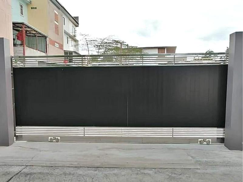 ประตูรั้วเตนเลสสีดำ แบบทึบ ทบช่วงกลาง บนล่างมีช่องระบายลม