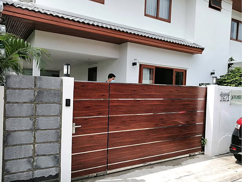 ประตูรั้วไม้มะค่าแดง ประตูรั้วบ้านราคาถูกประตูรั้วบ้าน สวนหลวง ร.9