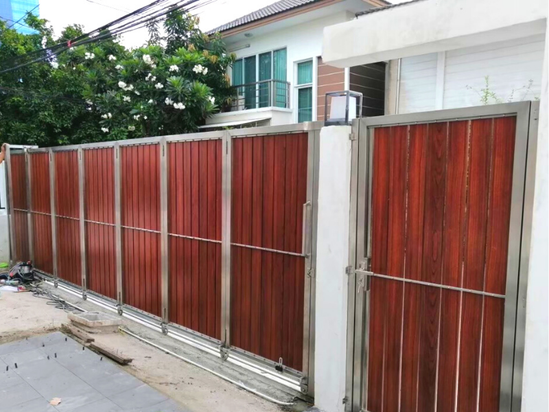 ประตูรั้วไม้สักสีแดงราคาถูก ประตูรั้วบ้านสวย ประตูรั้วลายไม้ราคาถูก