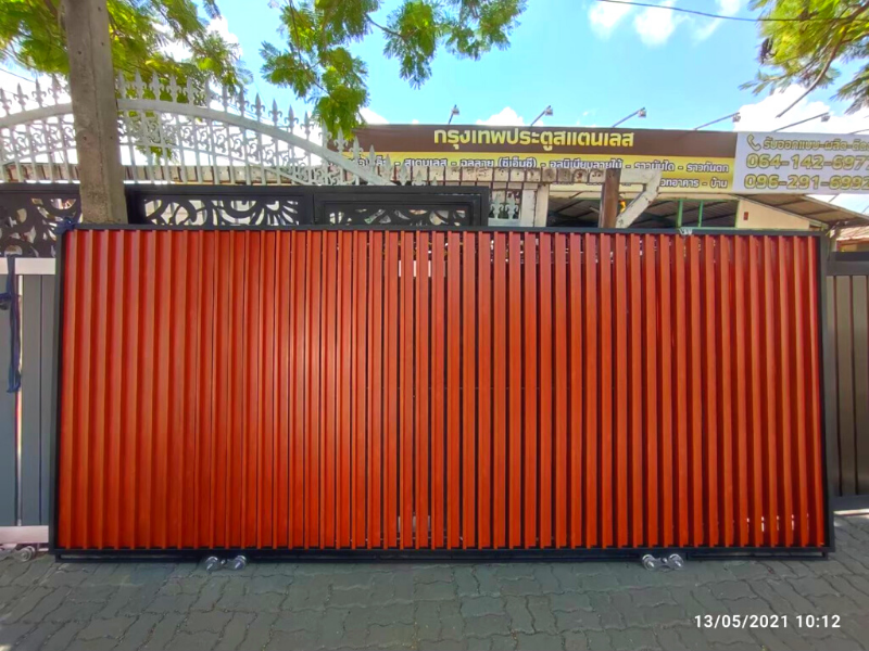 ประตูสเตนเลสสีไม้สักแดง ไม้สักสีแดง ประตูรั้วราคาถูก นนทบุรี
