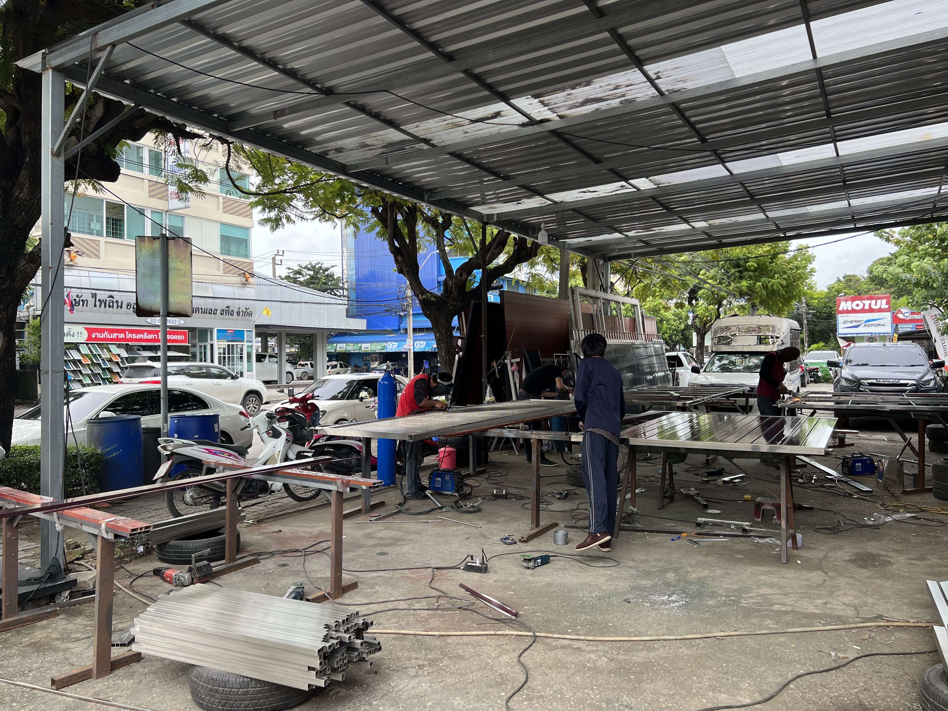 รับออกแบบติดตั้งประตูรั้วโรงงาน
